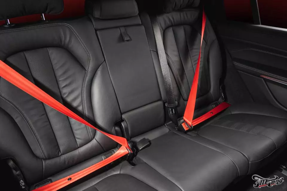 BMW X7 M50D. Установка сабвуфера в крыло. Установка красных ремней безопасности.